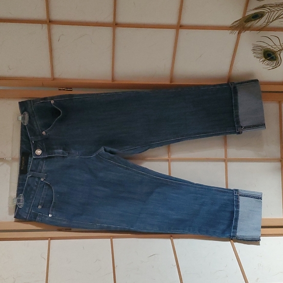 Junior Girls Rocawear Cropped Blue Jeans in a Size 5 - Picture 2 of 5
